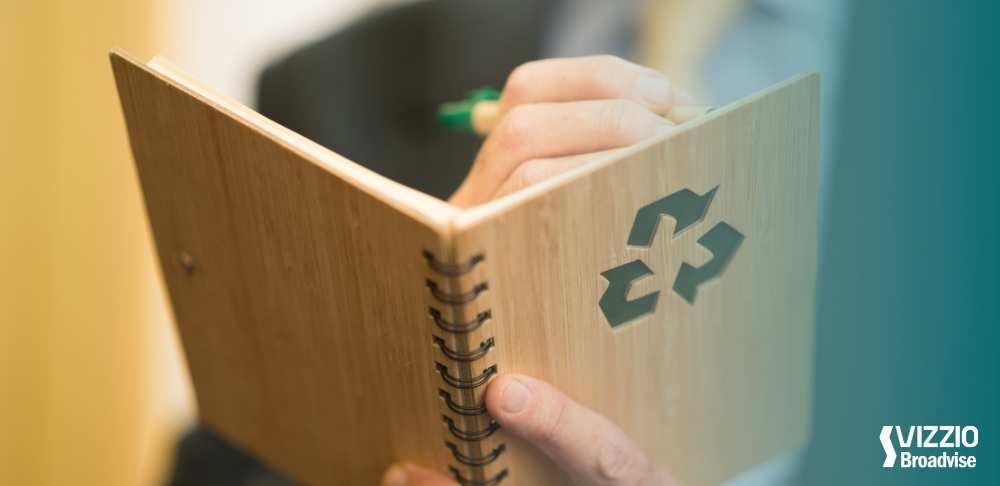 A imagem reflete uma pessoa segurando um caderno. Título do artigo Facilities o que é? Sua importância na sustentabilidade